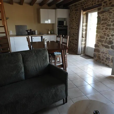 Aux Pieds Des Alpes Mancelles